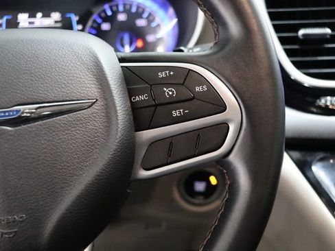 Used 2017 Chrysler Pacifica Touring-L FWD image 20