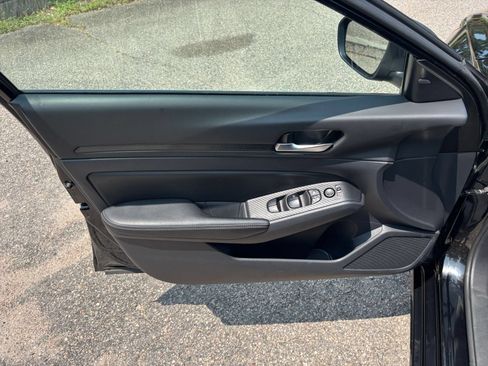 Used 2025 Nissan Altima 2.5 SV FWD image 15
