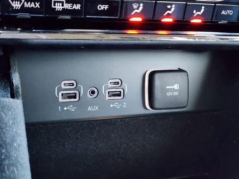 Used 2023 Jeep Grand Cherokee Limited w/ Black Appearance Package image 13