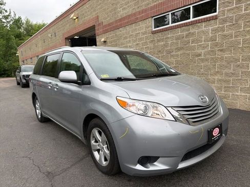 Used 2016 Toyota Sienna LE FWD image 2