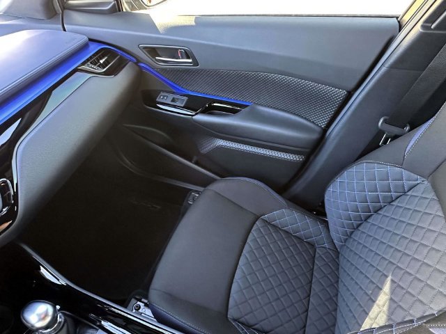 Used 2021 Toyota C-HR XLE FWD image 28
