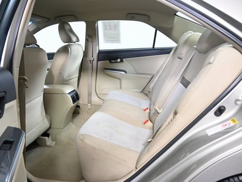 Used 2014 Toyota Camry LE image 17