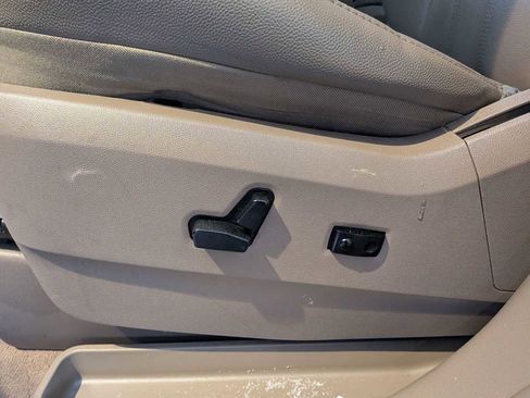 Used 2015 Chrysler Town & Country Touring image 16