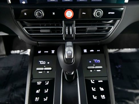 Certified 2025 Porsche Macan image 27