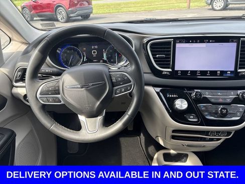 Used 2022 Chrysler Pacifica Touring-L FWD image 11