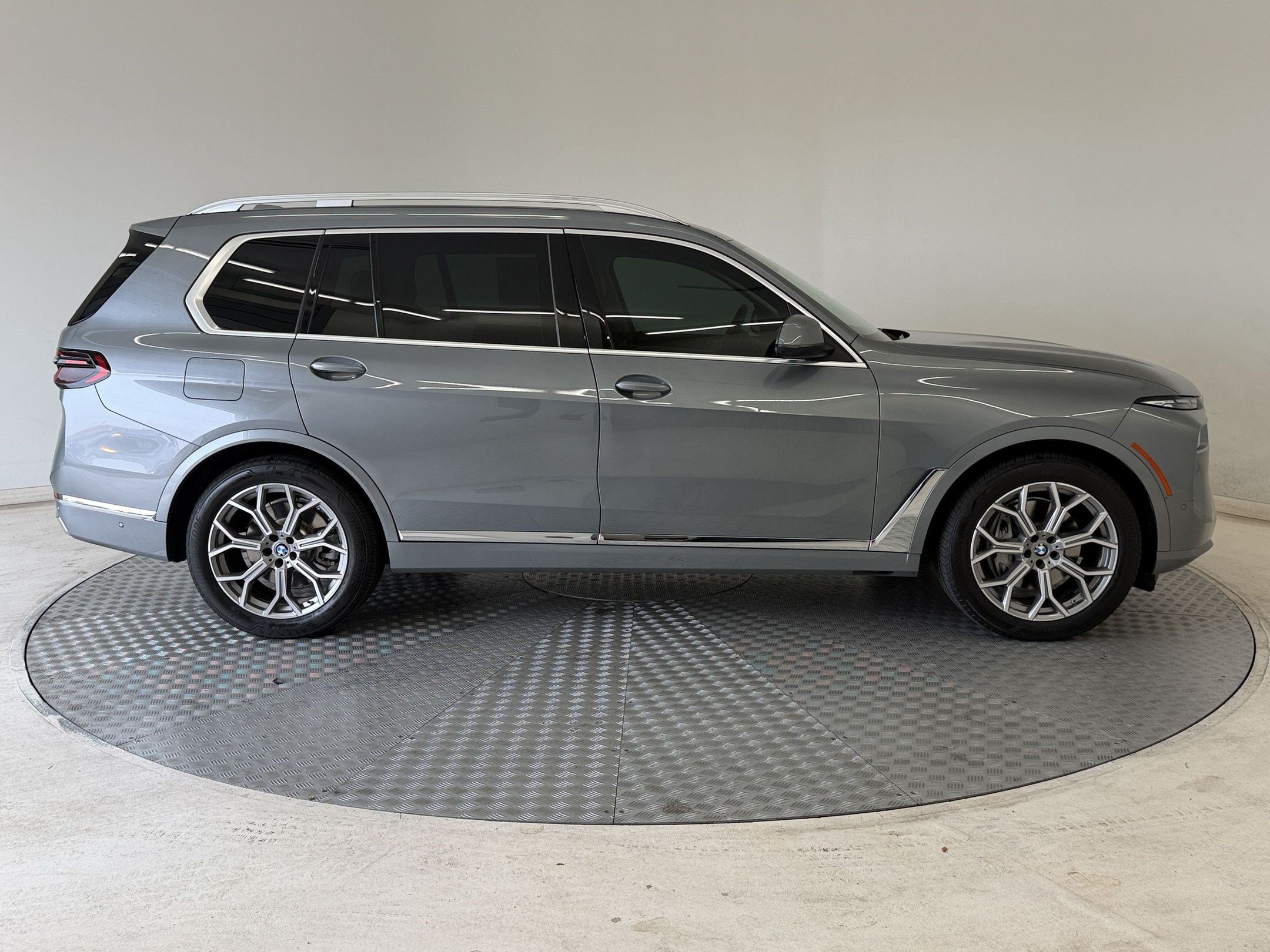 Used 2024 BMW X7 xDrive40i w/ Premium Package AWD/4WD image 8