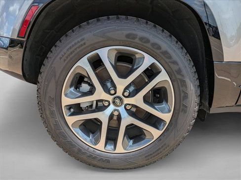 New 2025 Land Rover Defender 90 X-Dynamic SE image 10