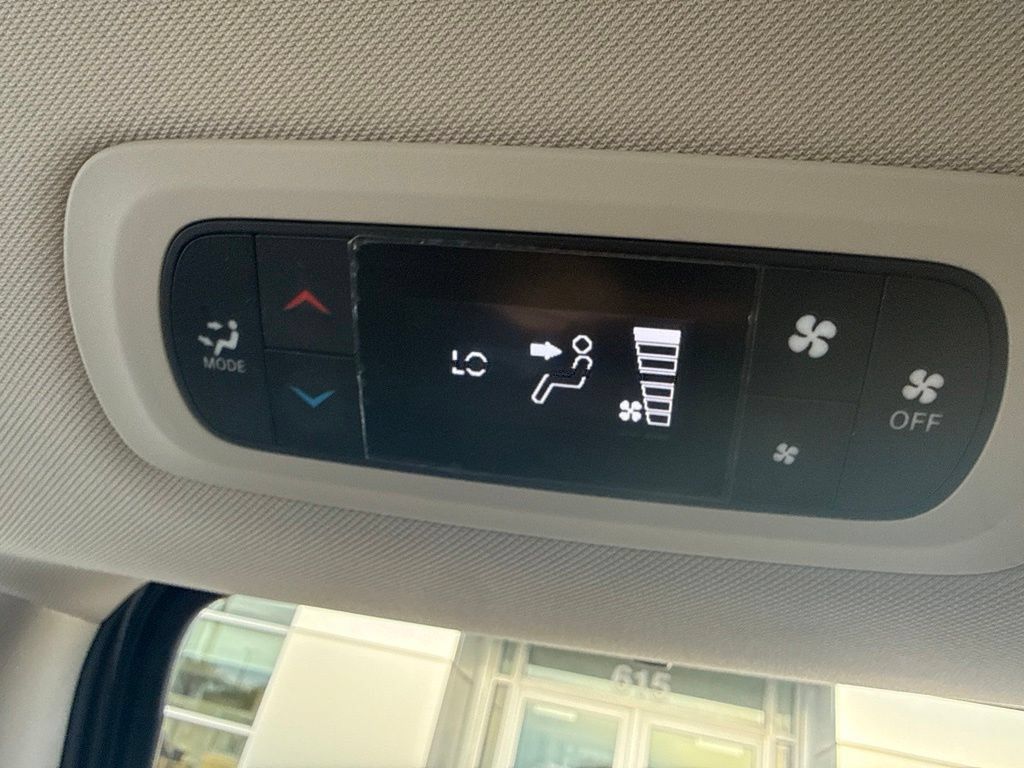 Used 2020 Chrysler Voyager Lxi FWD image 33