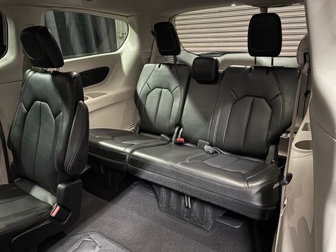 Used 2024 Chrysler Pacifica Touring-L FWD image 23