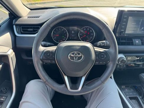 Used 2020 Toyota RAV4 XLE w/ Convenience Package FWD image 17