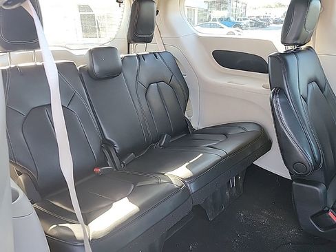 Used 2023 Chrysler Pacifica Touring-L image 27