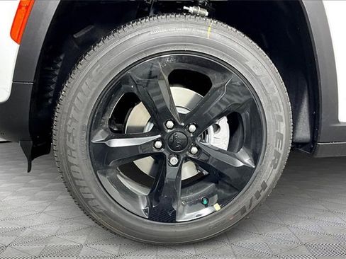 New 2025 Jeep Grand Cherokee Altitude image 12