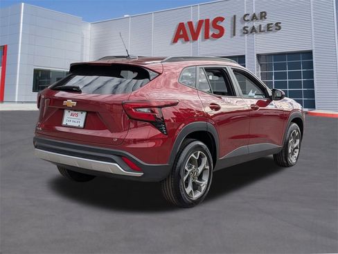 Used 2025 Chevrolet Trax LT w/ LT Convenience Package image 6