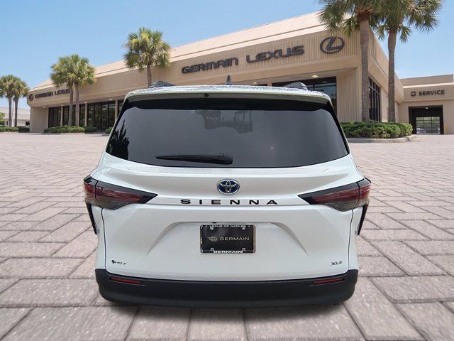 Used 2025 Toyota Sienna XLE w/ XLE Plus Package FWD image 5