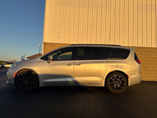 Used 2022 Chrysler Pacifica Touring-L w/ S Appearance Package FWD image 10