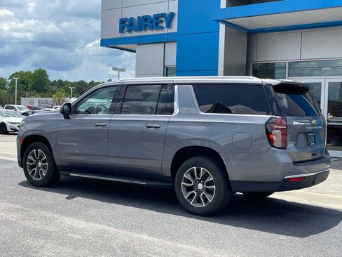 Used 2022 Chevrolet Suburban LT w/ Luxury Package RWD image 3