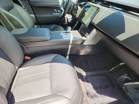 Used 2025 Land Rover Range Rover SE AWD/4WD image 3