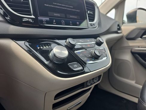 Used 2023 Chrysler Pacifica Touring-L FWD image 18