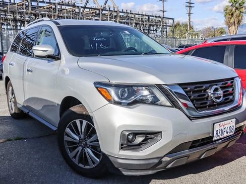 Used 2019 Nissan Pathfinder SV image 2