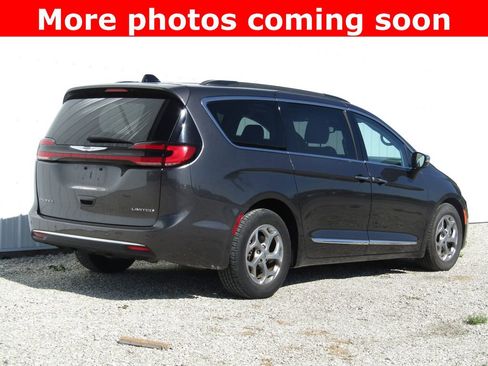 Used 2023 Chrysler Pacifica Limited FWD image 3
