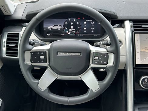Used 2025 Land Rover Discovery S image 44