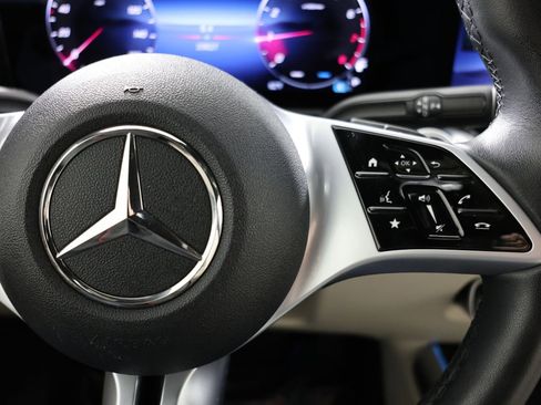 Used 2025 Mercedes-Benz GLB 250 4MATIC image 25