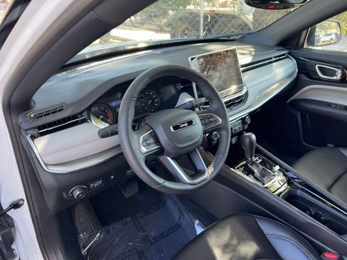 Used 2025 Jeep Compass Limited image 30