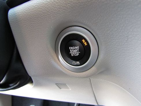 Used 2022 Chrysler Voyager LX FWD image 14