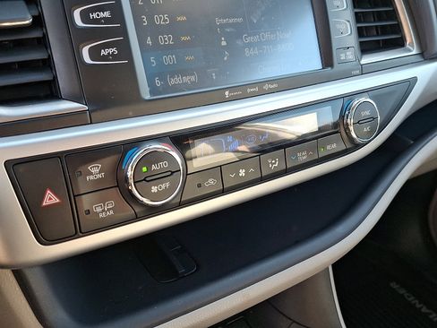 Used 2019 Toyota Highlander XLE image 17