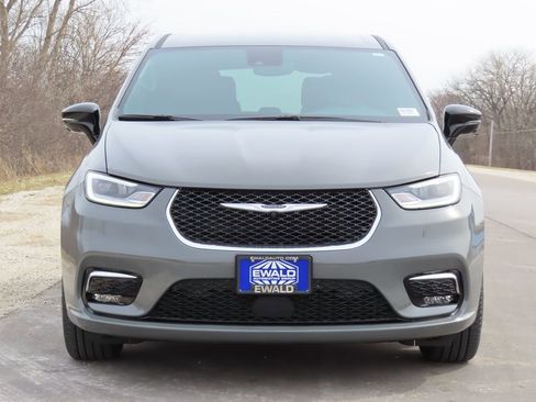 Certified 2025 Chrysler Pacifica Select image 11