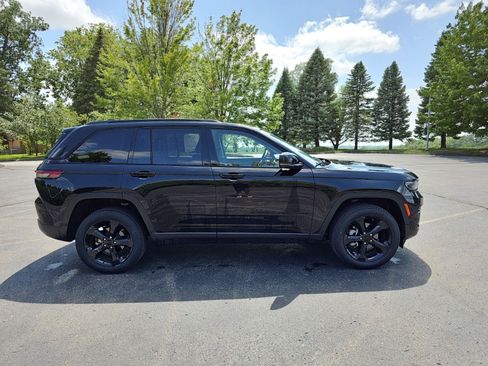 Used 2023 Jeep Grand Cherokee Limited w/ Black Appearance Package AWD/4WD image 7