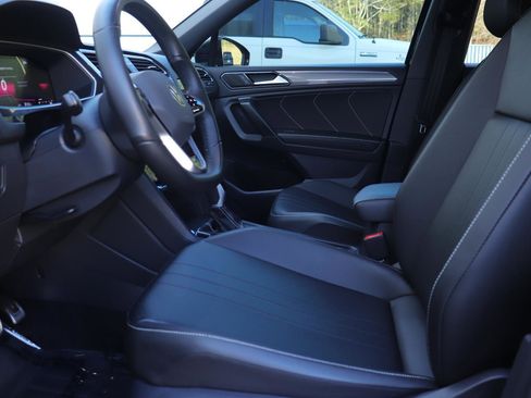 Used 2024 Volkswagen Tiguan SE R-Line image 11