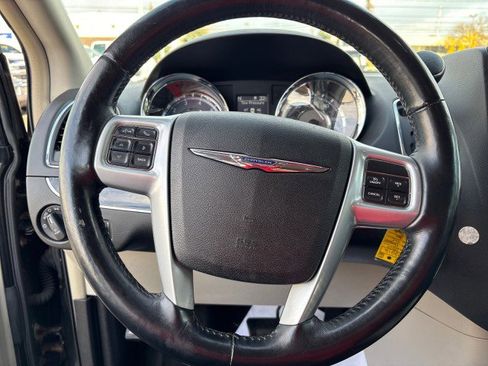 Used 2014 Chrysler Town & Country Touring-L w/ Driver Convenience Group image 14
