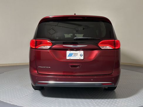 Used 2019 Chrysler Pacifica Touring-L FWD image 8