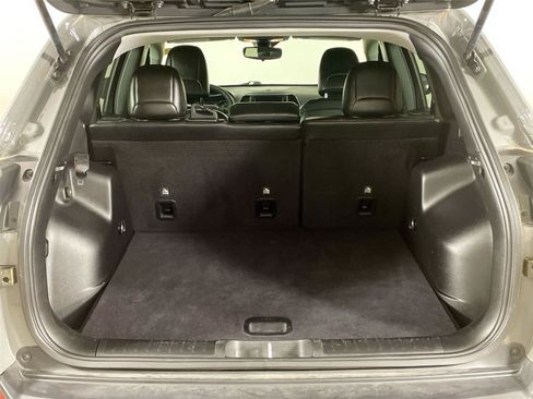 Used 2021 Jeep Cherokee Latitude Plus AWD/4WD image 25