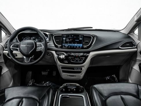 Used 2024 Chrysler Pacifica Limited FWD image 19