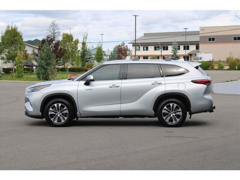 Used 2021 Toyota Highlander XLE AWD/4WD image 2