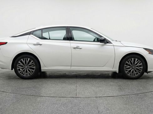 Used 2025 Nissan Altima 2.5 SV FWD image 11