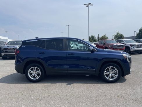 Used 2023 GMC Terrain SLE image 8