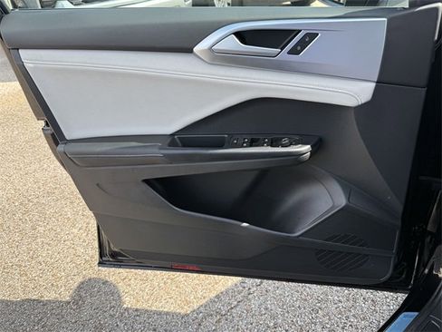 Used 2025 Volkswagen Taos SE image 18