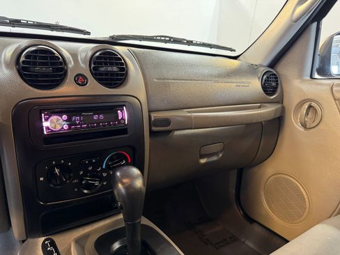 Used 2007 Jeep Liberty Sport AWD/4WD image 16