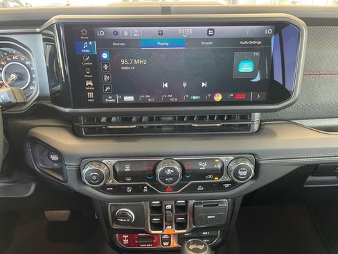 Used 2025 Jeep Wrangler Unlimited Rubicon image 15