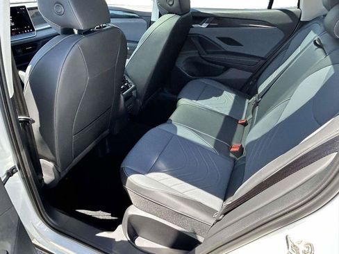 Used 2025 Volkswagen Tiguan SE w/ Panoramic Sunroof Package AWD/4WD image 8