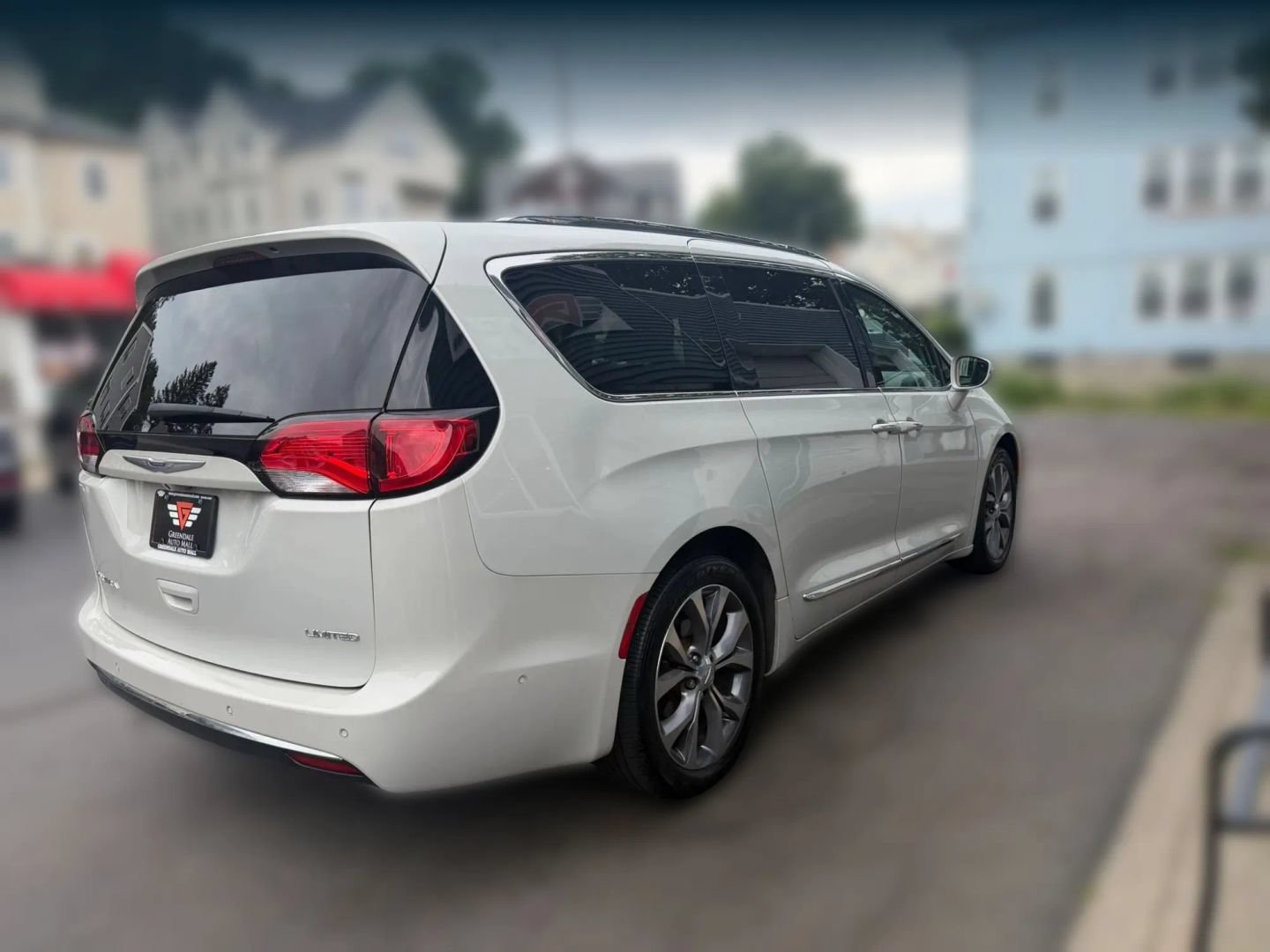 Used 2019 Chrysler Pacifica Limited w/ Tire & Wheel Group FWD image 5