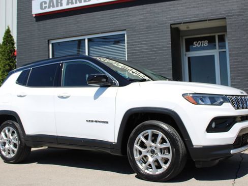 Used 2025 Jeep Compass Limited AWD/4WD image 9