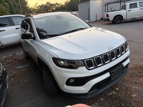 Used 2024 Jeep Compass Latitude AWD/4WD image 3
