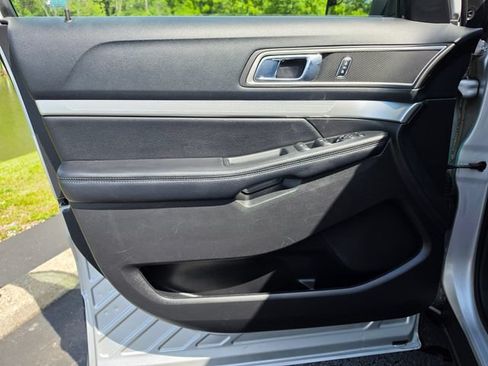Used 2016 Ford Explorer XLT w/ Equipment Group 202A FWD image 16