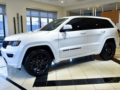 Used 2022 Jeep Grand Cherokee Laredo X image 3
