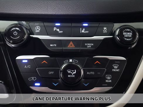 Used 2024 Chrysler Pacifica Touring-L FWD image 5