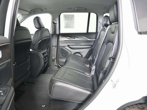 Used 2023 Jeep Grand Cherokee Limited image 18